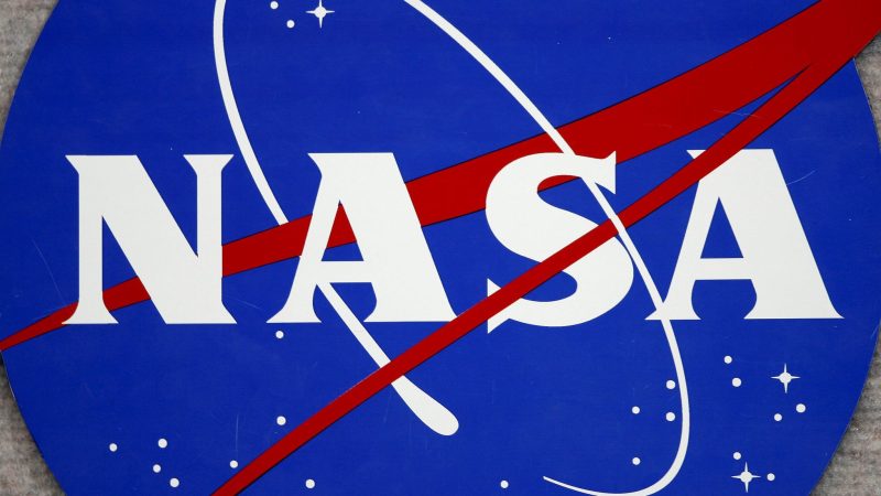 Das Logo der NASA am Johnson Space Center in Houston, Texas. Drei Unternehmen sollen im Auftrag der US-Raumfahrtbehörde künftig Mondfahrzeuge bauen.