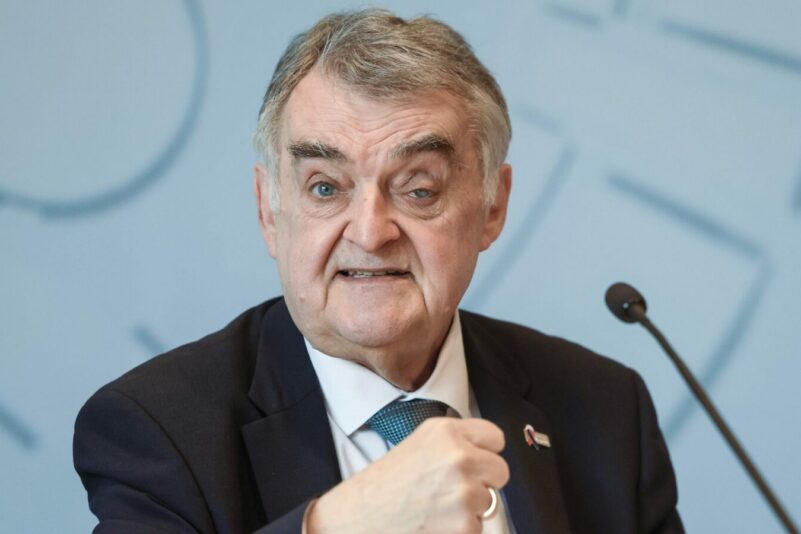 Herbert Reul will keine extremistischen Beamten in der Polizei.