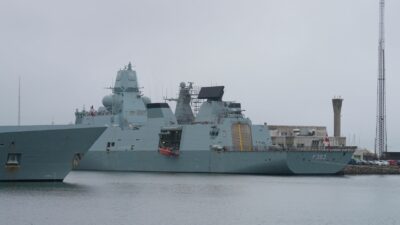 Die dänische Fregatte «HDMS Niels Juel, Nummer F363»: Spezialisten sind auf dem Weg, das Problem zu lösen (Archivbild).