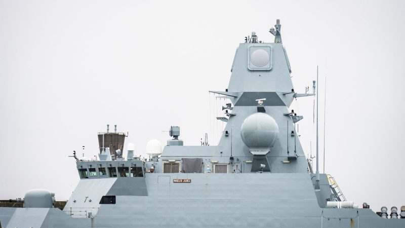 Eine Rakete auf einem Militärschiff in Dänemark hat zu Sperrungen im Luft- und Seeverkehr geführt.