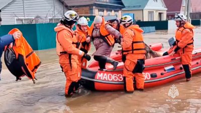 Anwohner in der Region Orenburg müssen evakuiert werden, nachdem ein Teil des Staudamms gebrochen war und Überschwemmungen verursacht wurden.