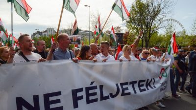 Zehntausende Menschen protestieren in Budapest gegen Orban