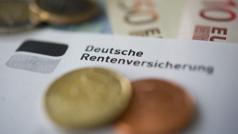 Einer Umfrage zufolg hält eine klare Mehrheit die deutsche Rente langfristig nicht für sicher.
