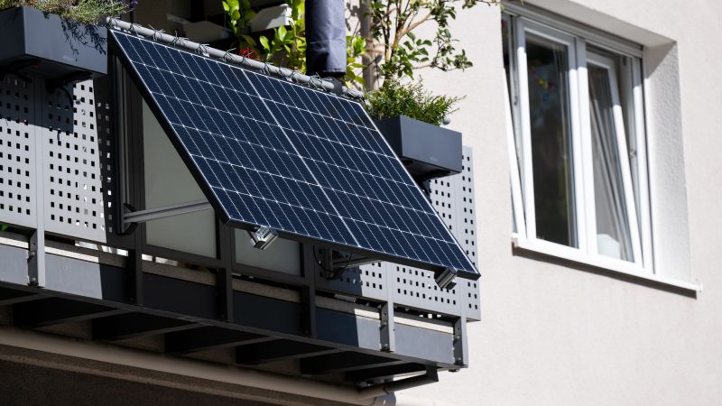 Stecker-Solaranlagen für den Balkon können die eigene Stromrechnung senken. Ihre Zahl ist zuletzt stark gestiegen.