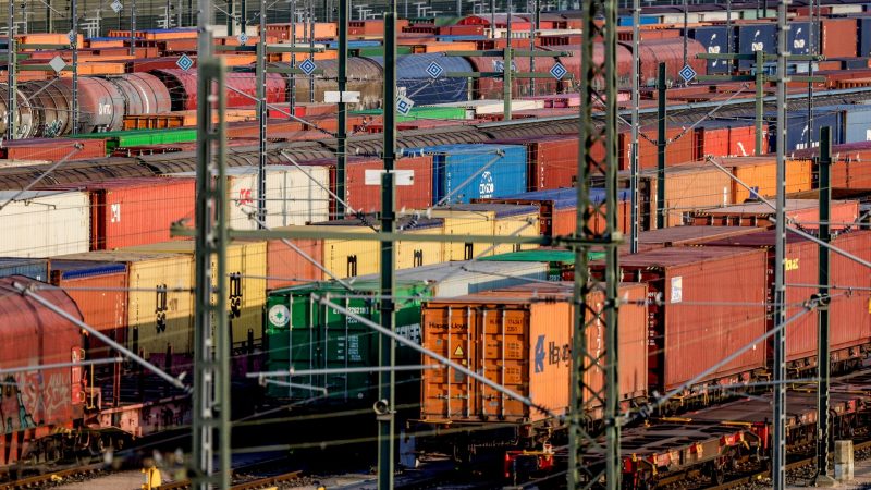 Güterzugwaggons warten auf den Gleisen des Rangierbahnhofs Maschen auf die Abfertigung. Steigende Trassenpreise bereiten auch der Deutschen Bahn Sorge.