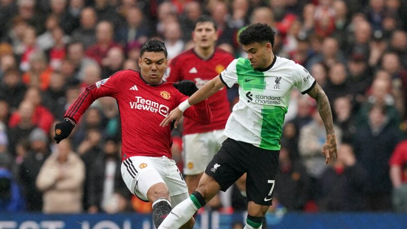 Luis Diaz (r) und der FC Liverpool trennten sich von Casemiro und Manchester United 2:2.
