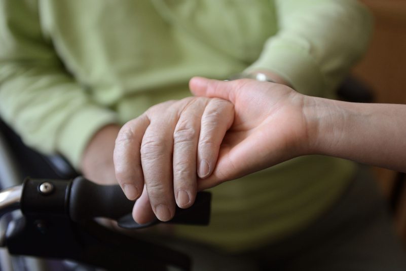 Die Berührung einer bekannten Person macht bei Erwachsenen keinen Unterschied zu einer Berührung von professionellem Personal.