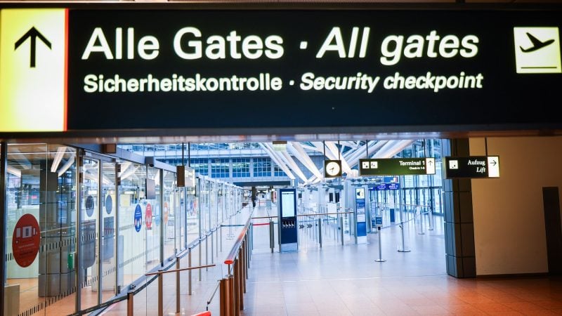 Eingang zur menschenleeren Sicherheitskontrolle im Flughafen Hamburg.