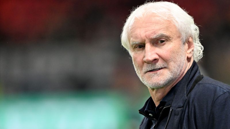 Der Deutsche Fußball-Bund und Rudi Völler haben ihre Zussamenarbeit vorzeitig verlängert.