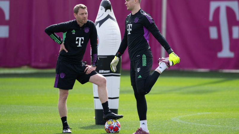 Torwart Manuel Neuer (r) und Torwarttrainer Michael Rechner unterhalten sich auf dem Trainingsplatz.