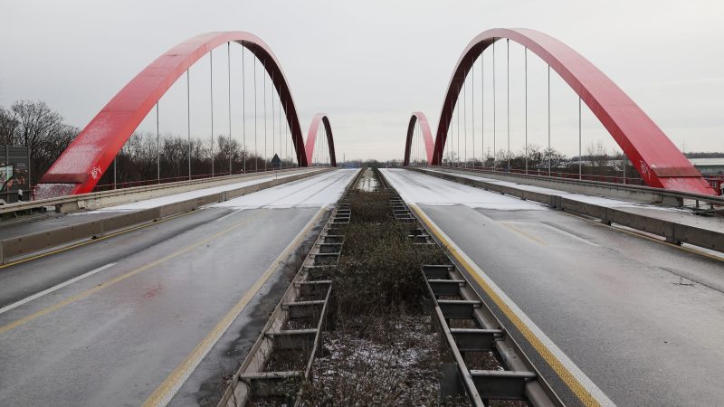 Die Brücke der Bundesautobahn auf der A42 über den Rhein-Herne Kanal ist wegen Brückenmängel in beide Richtungen gesperrt.