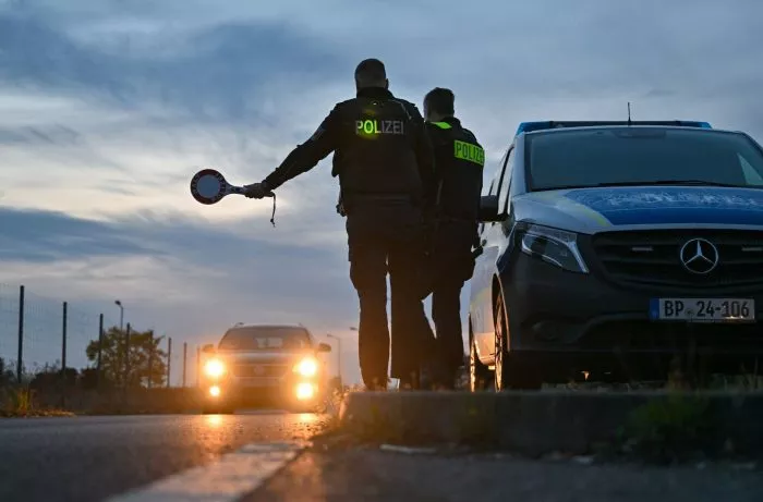 Beamte der Bundespolizei stoppen an der deutsch-polnischen Grenze ein Auto. Bundesinnenministerin Faeser zufolge sind durch vorübergehende Grenzkontrollen seit Oktober 17.600 unerlaubte Einreisen verhindert worden.