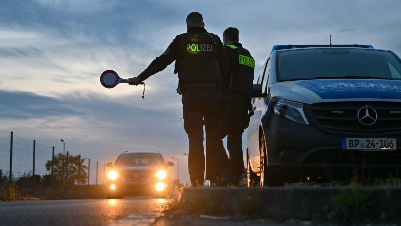 Beamte der Bundespolizei stoppen an der deutsch-polnischen Grenze ein Auto. Bundesinnenministerin Faeser zufolge sind durch vorübergehende Grenzkontrollen seit Oktober 17.600 unerlaubte Einreisen verhindert worden.