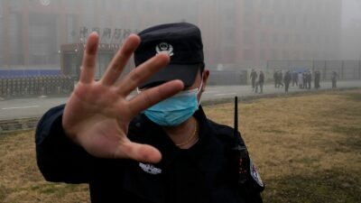 Ein Sicherheitsmann hindert Journalisten in Wuhan an ihrer Arbeit (Archibild). 99 Prozent der an der Umfrage teilnehmenden Journalisten gaben an, dass die Bedingungen in China kaum oder nie internationalen Standards für Berichterstattung entsprächen.