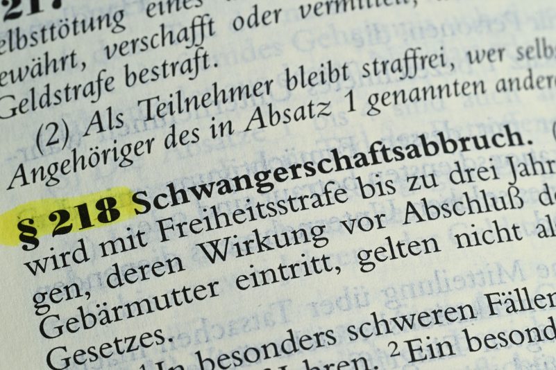 Eine Abtreibung ist nach Paragraf 218 grundsätzlich strafbar, es sei denn, sie findet innerhalb der ersten zwölf Wochen statt und die Frau hat sich zuvor beraten lassen.