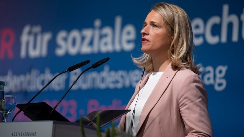 Es werde Zeit, dass der Kanzler sich zur Kindergrundsicherung äußere, so VdK-Chefin Verena Bentele.