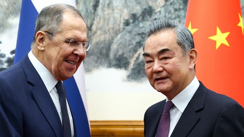 Der russische Außenminister Sergej Lawrow (l.) und sein chinesischer Amtskollege Wang Yi.