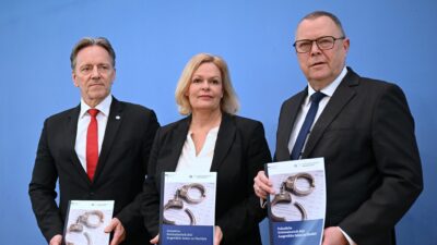 Innenministerin Nancy Faeser (m.) mit BKA-Präsident Holger Münch (l.) und Michael Stübgen bei der Vorstellung der Polizeilichen Kriminalstatistik 2023 (PKS).