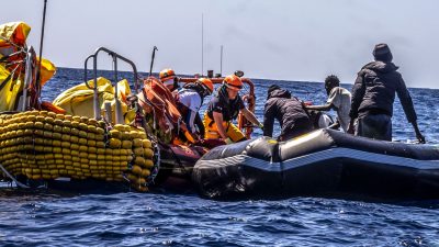 Das Rettungspersonal von SOS Mediteranee hilft Migranten bei der Evakuierung eines Schlauchbootes. Überlebende berichteten, dass etwa 50 Menschen während der Fahrt ums Leben gekommen waren.