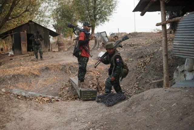 Mitglieder der Karen National Liberation Army sammeln Waffen ein, nachdem sie einen Außenposten der Armee im südlichen Teil der Stadt Myawaddy erobert haben.