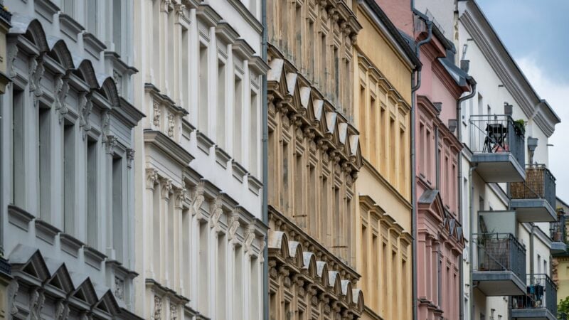 Blick auf sanierte Altbau-Fassaden in Berlin-Prenzlauer Berg. Die Mietpreisbremse in angespannten Wohnungsmärkten soll bis 2029 verlängert werden.