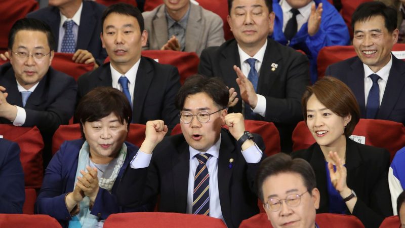 Oppositionsführer Lee Jae Myung und weitere Mitglieder der Demokratischen Partei (DP) reagieren auf die Bekanntgabe von Wählerbefragungen nach der Parlamentswahl.