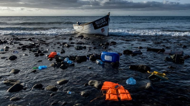 Ein Holzboot, mit dem Flüchtlinge aus Marokko über den Atlantischen Ozean gefahren sind, liegt an der Küste der Kanarischen Inseln.