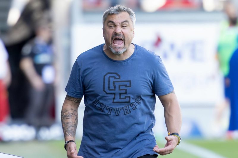 Kurz vorm Platzen vor Wut? Trainer Thomas Reis vom FC Schalke ist aufgebracht. Zettel und Stift können ein Ausweg sein.