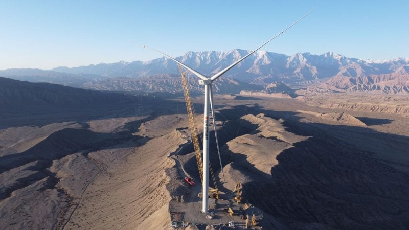 Eine Windturbine nach der Installation in  in der nordwestchinesischen autonomen Region Xinjiang.