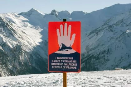 Lawinenabgang in Österreich: Suche nach Verschütteten