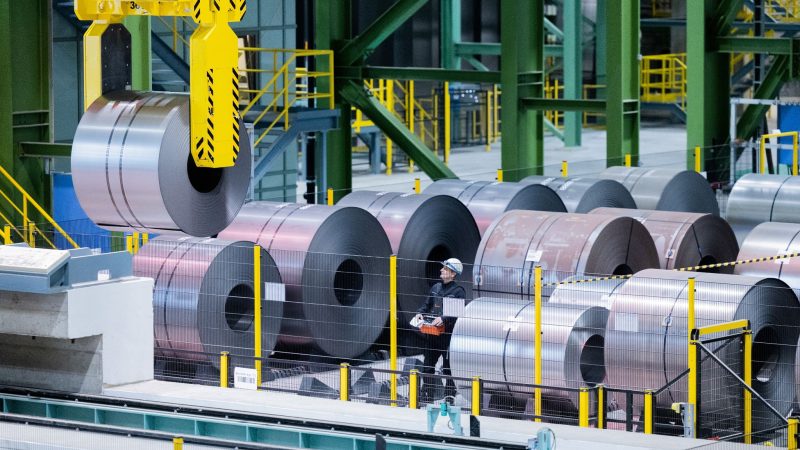 Thyssenkrupp Steel will seine Produktionskapazitäten in Duisburg reduzieren. Damit werde auch ein Abbau von Arbeitsplätzen verbunden sein, teilte der Konzern mit.