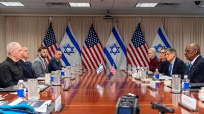 «Ein direkter iranischer Angriff wird eine angemessene israelische Antwort gegen den Iran erfordern», sagte der israelische Verteidigungsminister Joav Galant (r) in einem Gespräch mit seinem US-Kollegen Lloyd Austin (l).