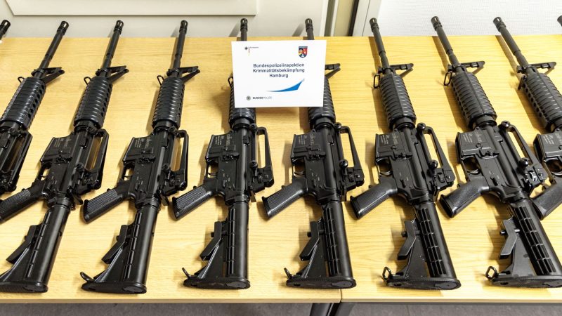Sichergestellte Schusswaffen aus dem Raub in einer Kaserne der Bundespolizei in Hamburg.