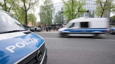 Fahrzeuge der Polizei vor der Veranstaltungshalle des "Palästina-Kongresses" in Berlin-Tempelhof.