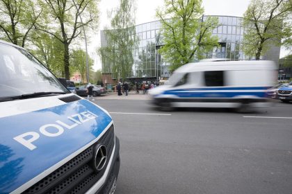 Fahrzeuge der Polizei vor der Veranstaltungshalle des "Palästina-Kongresses" in Berlin-Tempelhof.