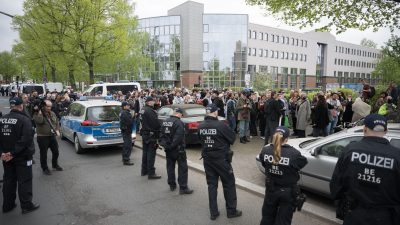 Teilnehmer des «Palästina-Kongresses» und Polizisten stehen vor der Veranstaltungshalle in Berlin-Tempelhof.