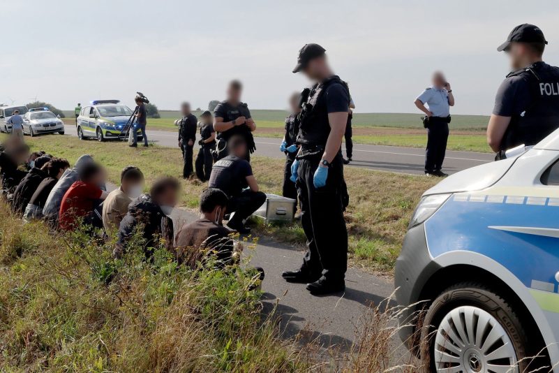Eine Gruppe von 18 Männern und einer Frau, nach eigenen Angaben aus Syrien, wird nach einem Bürgerhinweis von der Bundespolizei in der Nähe der polnischen Grenze aufgegriffen.