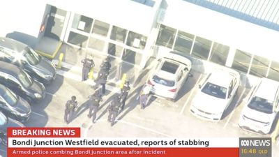 Ein Videostandbild von ABC News, zeigt, wie die Polizei in Bondi Junction in Sydney eindringt, nachdem in dem Einkaufszentrum in den östlichen Vororten mehrere Menschen niedergestochen wurden.