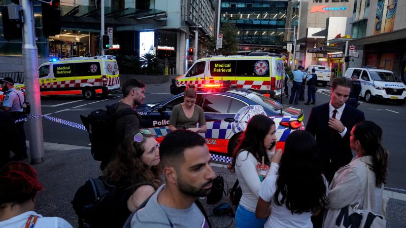 Eine Menschenmenge versammelt sich vor dem Westfield Shopping Centre. Medienberichten zufolge wurden in dem Einkaufszentrum in Sydney mehrere Menschen niedergestochen und eine Person von der Polizei erschossen.