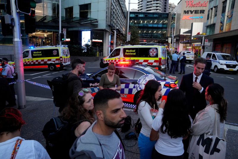 Eine Menschenmenge versammelt sich vor dem Westfield Shopping Centre. Medienberichten zufolge wurden in dem Einkaufszentrum in Sydney mehrere Menschen niedergestochen und eine Person von der Polizei erschossen.