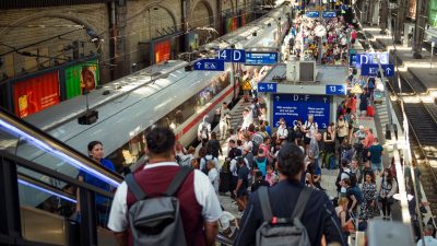 Schimpfen und fahren: Menschen wieder mehr im Zug unterwegs
