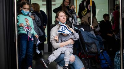 Eine jüdische Einwanderin auf dem internationalen Flughafen Ben Gurion in Tel Aviv. Die israelische Armee hat neue Schutzanweisungen für die Zivilbevölkerung veröffentlicht. (Symbolbild)