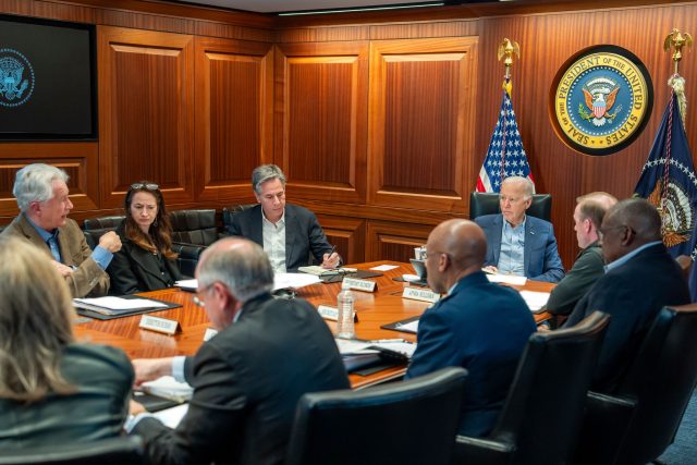 Auf diesem vom Weißen Haus veröffentlichten Bild trifft sich US-Präsident Joe Biden (3.v.r) mit Mitgliedern des Nationalen Sicherheitsteams im Situation Room des Weißen Hauses, um über die bevorstehenden Raketenangriffe des Iran auf Israel zu sprechen.