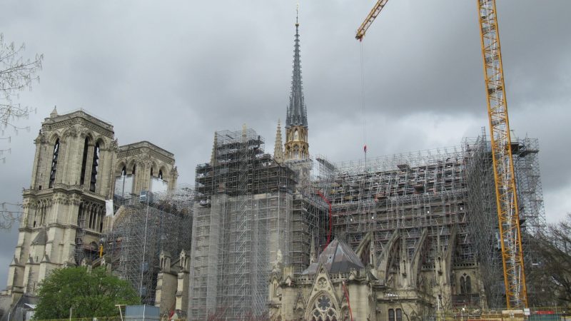 Ein Gerüst mit mehr als 90 Metern Höhe verdeckt die Sicht auf die Kathedrale. Zur Olympia-Eröffnung soll davon nicht mehr viel zu sehen sein.