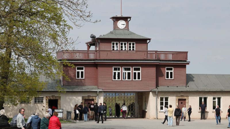 Das ehemalige Lagertor während der Gedenkfeier zum 79. Jahrestag der Befreiung des Konzentrationslagers Buchenwald.