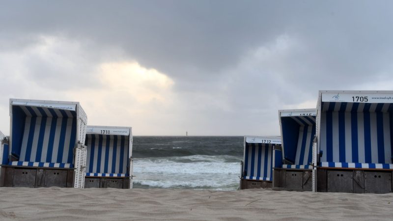 Leere Strandkörbe vor aufgepeitschter Nordsee: Am Strand vor Westerland zeigt sich die Nordseeinsel Sylt von seiner stürmischen Seite.