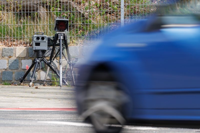 Autofahrer rast in Nordrhein-Westfalen mit Tempo 150 durch 50er-Zone