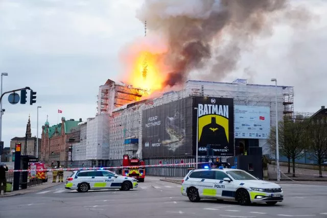 Feuer und Rauch steigen aus der Alten Börse in Kopenhagen.