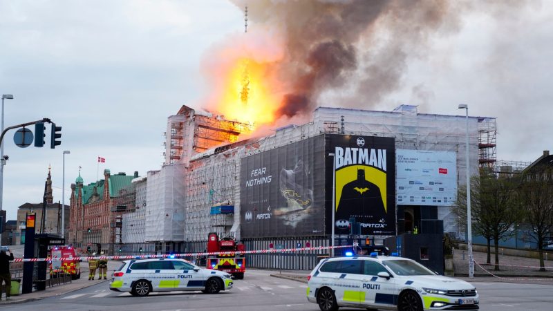 Feuer und Rauch steigen aus der Alten Börse in Kopenhagen.