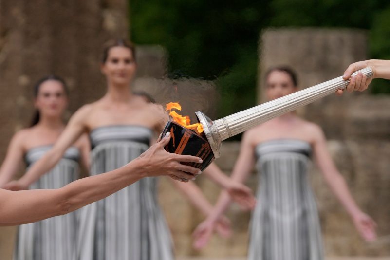 Darstellerinnen nehmen an der offiziellen Zeremonie zur Entzündung der Flamme für die Olympischen Spiele in Paris auf dem Gelände des antiken Olympia in Griechenland teil.